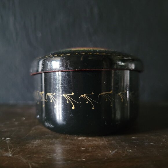 Vintage Hand-Painted Signed Russian Trinket Box, Enamel on Metal Box - Picture 8 of 10